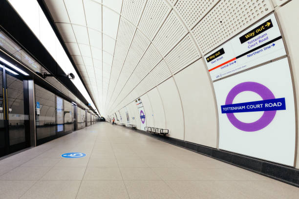 pendler und futuristische architektur auf der elizabeth line in london, uk - london england vanishing point underground diminishing perspective stock-fotos und bilder