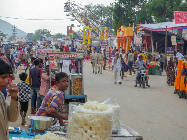 крупнейшая в индии ярмарка крупного рогатого скота и культуры «пушкарская верблюжья ярмарка», деревенские жители посещают киоски, делают � - market market stall shopping people стоковые фото и изображения