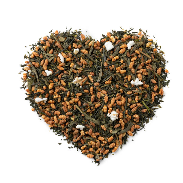 genmaicha, chá japonês em forma de coração em fundo branco - heart shape isolated isolated on white tea leaves - fotografias e filmes do acervo