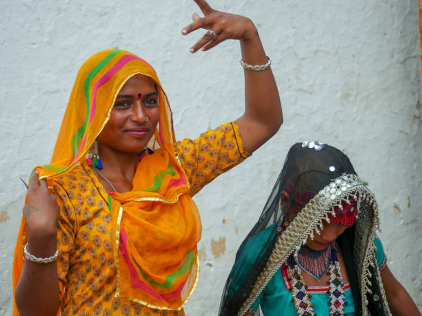 dorffrauen zeigen tanzaufführungen im pushkar city desert fair ground stadium in traditioneller kleidung auf indiens größter vieh- und kulturmesse "pushkar camel fair". - camel fair stock-fotos und bilder