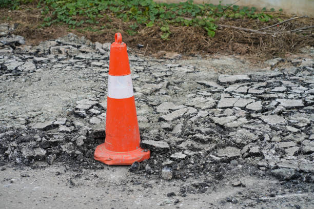 cono di pericolo di traffico arancione bianco sulla riparazione della strada dell'asfalto, tailandia - formwork concrete curb cement foto e immagini stock