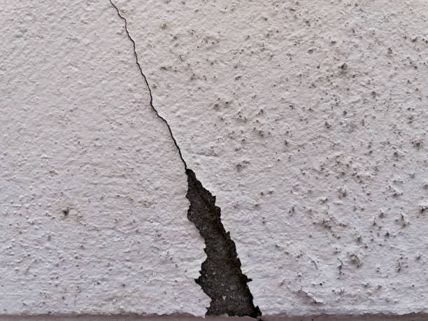 istock The edge of the wall has cracks. 1406028132