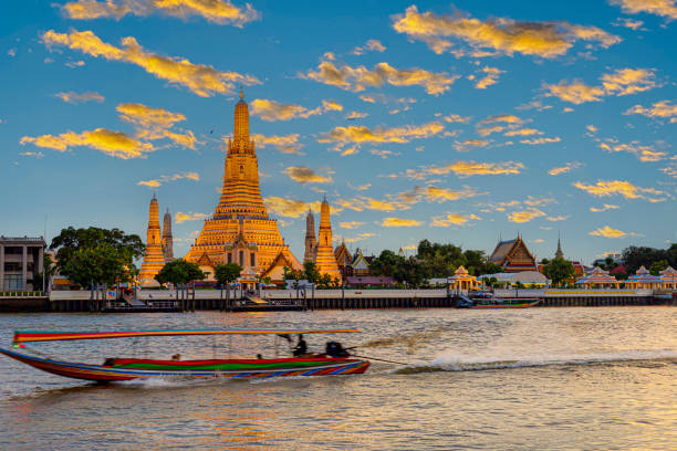 istock Wat Arun,Wat Arun at sunset, Bangkok Thailand 1406034949
