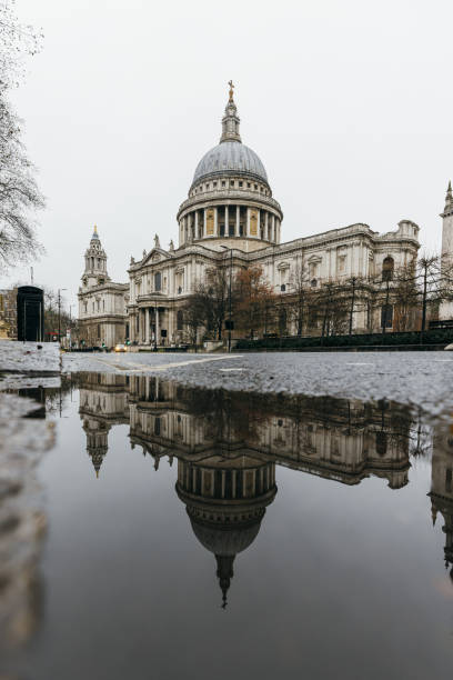 cattedrale di st. pauls - londra uk riflessione - st pauls cathedral travel destinations reflection london england foto e immagini stock