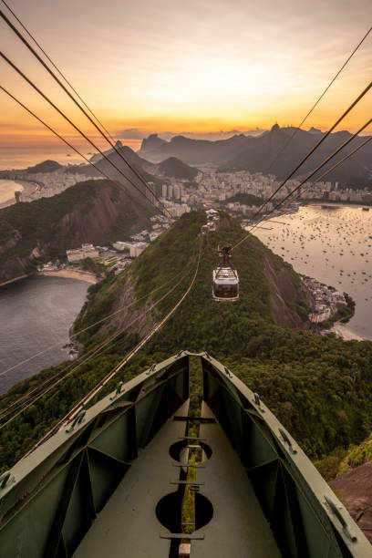 wunderschöner sonnenuntergang blick auf die stadt von der zuckerhut-bergseilbahn - sugarloaf mountain mountain rio de janeiro brazil stock-fotos und bilder