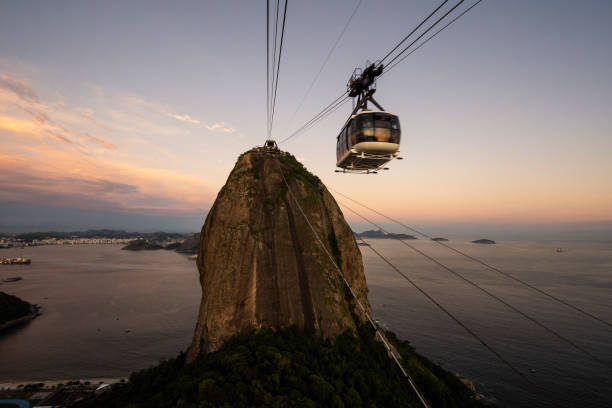 belle vue sur la montagne du pain de sucre depuis le téléphérique - rio de janeiro sugarloaf mountain beach urca photos et images de collection