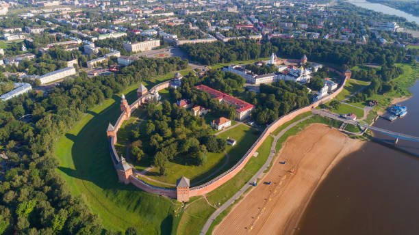 vista aérea na rússia do kremlin de novgorod - novgorod - fotografias e filmes do acervo