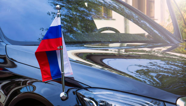 drapeau de la fédération de russie, véhicule diplomatique de la délégation russe - sheremetyevo photos et images de collection