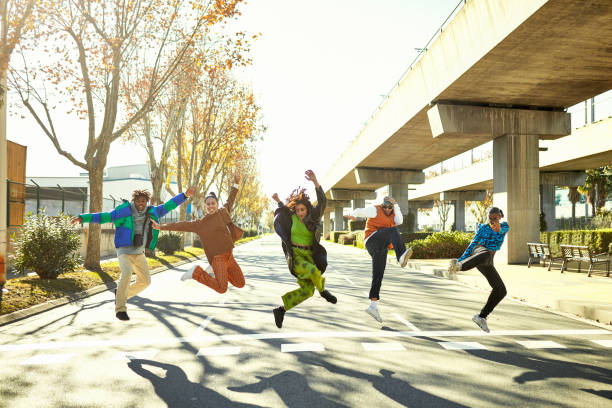 젊은 힙합 댄서들의 역동적인 야외 초상화 - women teenage girls jumping dancing 뉴스 사진 이미지