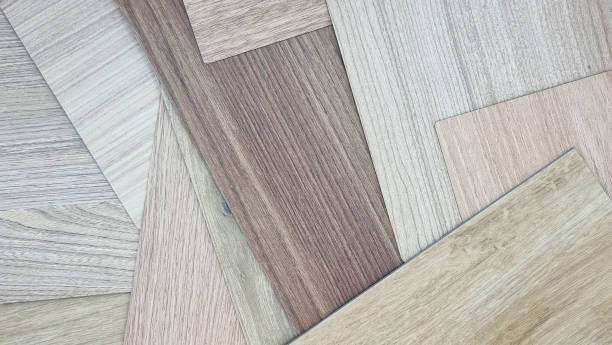 zufälliger ort der multitextur von holzinnenmaterialproben in hellbraunem ton für minimales design, einschließlich eichenlaminaten, walnussfurniere, eichenvinylböden (fokussiert auf holzmaserungstextur). - wood laminate flooring stock-fotos und bilder