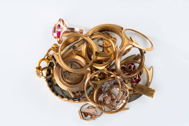 금 조각. 오래되고 깨진 보석, 금과 금도금 시계 - gold jewelry ring scrap metal 뉴스 사진 이미지