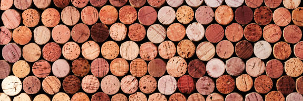 баннер из винной пробки из красного вина, натуральная текстура использованных бутылочных пробок вид сверху, красный градиент. горизонталь� - винная пробка стоковые фото и изображения