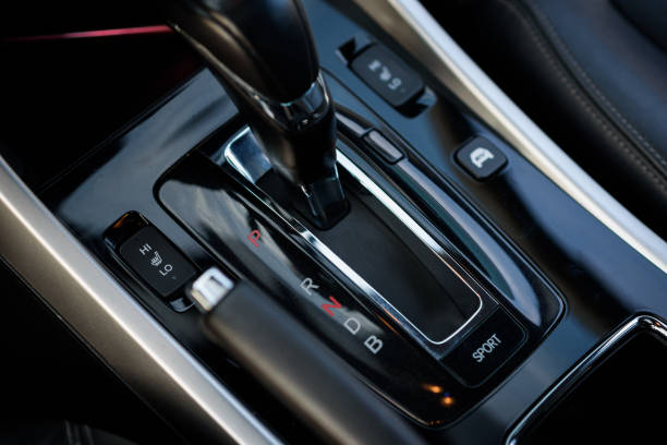 Gear shift stick into P position, (parking) symbol in automatic transmission car. Modern automatic gearbox hybrid car. Close up of the gear box transmission handle. Car detailing. Interior car inside. palanca de cambios en posición p, símbolo (estacionamiento) en el automóvil con transmisión automática. moderno coche híbrido con caja de cambios automática. primer plano de la manija de transmisión de la caja de cambios. detalles del coche. interi