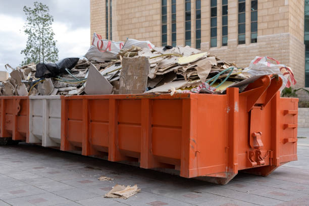 riesiger metallhaufen big overloaded dumpster abfallbehälter, gefüllt mit bauschutt, trockenbau und anderem schutt in der nähe einer baustelle. - wood bin stock-fotos und bilder