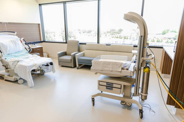 habitación de hospital vacía preparada para el parto de un recién nacido - sala de partos fotografías e imágenes de stock
