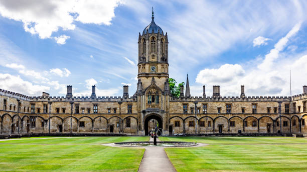 tom quad en la universidad de oxford en un día soleado - oxford fotografías e imágenes de stock