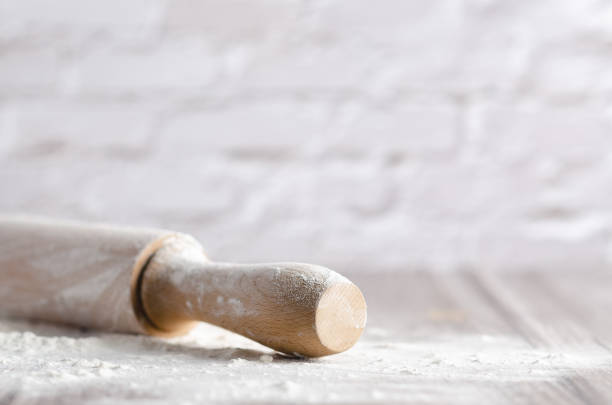 mattarello con farina - photography horizontal rolling pin color image foto e immagini stock