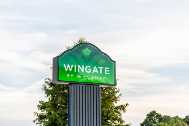 wingate by wyndham здание отеля экстерьер современной архитектуры в джорджии вечером возле межштатной автомагистрали i-85 - i85 стоковые фото и изображения