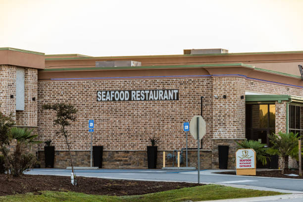 pooler, georgia w pobliżu savannah ze znakiem na restaurację seafood o nazwie 201 seafood restaurant & tapas lounge - one way brick savannah sign zdjęcia i obrazy z banku zdjęć