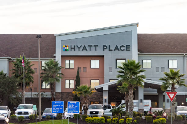 здание отеля hyatt place экстерьер современной архитектуры в грузии вечером возле межштатной автомагистрали i-85 - i85 стоковые фото и изображения