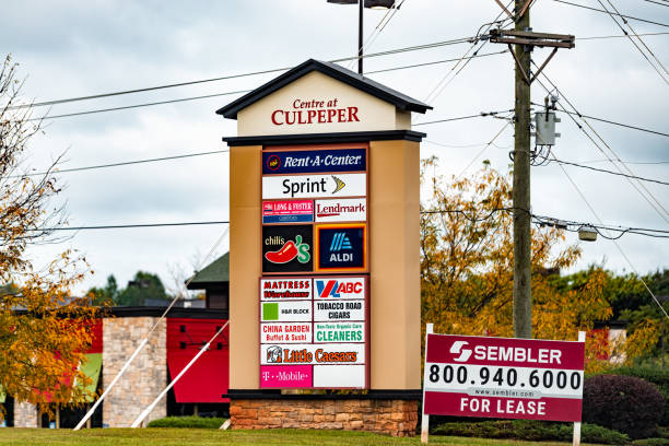 obszar śródmieścia w wiejskim mieście culpeper w stanie wirginia ze znakiem na strip mall centre ze sprintem, chili's i aldi - strip mall shopping mall road street zdjęcia i obrazy z banku zdjęć