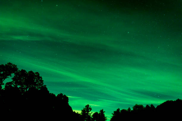 lumière du nord dans le ciel - iceland meteorology galaxy aurora borealis photos et images de collection