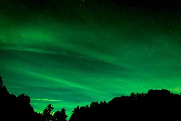 lumière du nord dans le ciel - iceland meteorology galaxy aurora borealis photos et images de collection