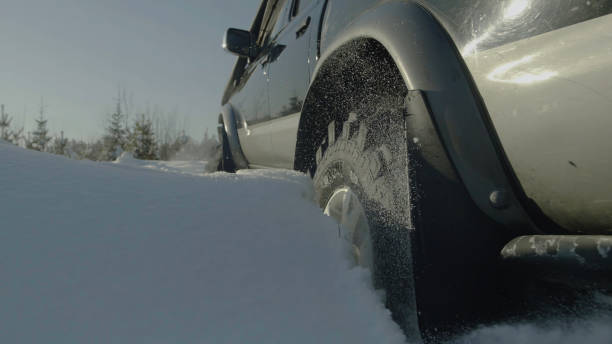 auto suv im winter mit viel schnee wald unterwegs. auto stecken in den wäldern. closeup - winterroad stock-fotos und bilder