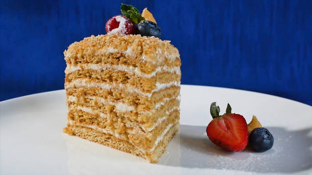 イチゴの重ねケーキ。レインボーケーキクローズアップ、レイヤードケーキ。ストロベリーショートケーキ。 - victoria sponge ストックフォトと画像
