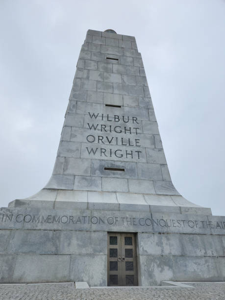 ノースカロライナ州のウィルバーとオービルライトの歴史的な飛行の花崗岩記念碑 - 1932 ストックフォトと画像