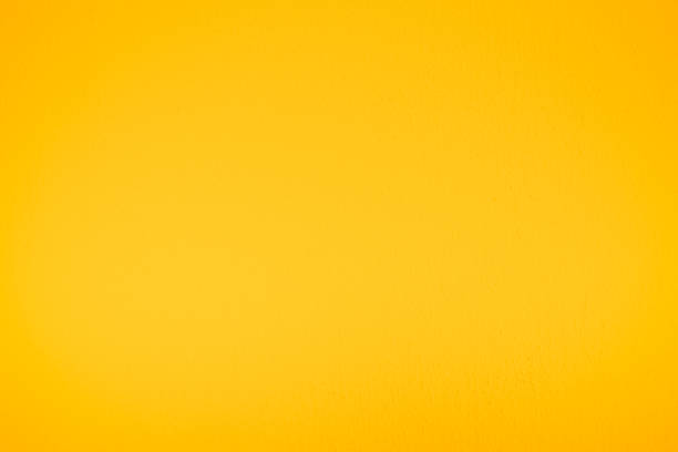 textura abstracta desgastada teñida de estuco viejo de color amarillo claro y pintura envejecida fondo de pared de hormigón - fondo amarillo fotografías e imágenes de stock