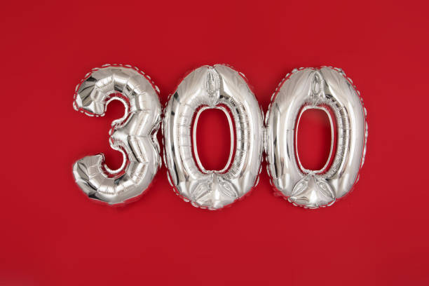 balão de prata mostrando o número 300 no fundo vermelho - 300 - fotografias e filmes do acervo
