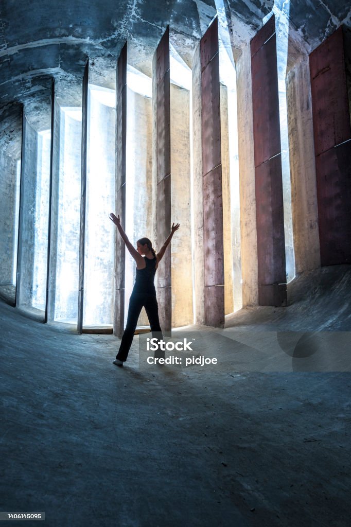 Jeune femme debout dans un bâtiment futuriste - Photo de Droits de la femme libre de droits