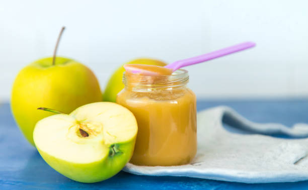 babynahrung apfelmus im glas. selektiver fokus. - stewed fruit stock-fotos und bilder