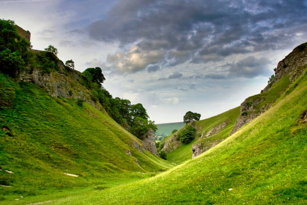 Lush Green Winnats Pass at sunset, Castleton, English Peak District. UK Winnats Pass rocks. Derbyshire, Castleton, Peak District National park. UK peak district national park stock pictures, royalty-free photos & images