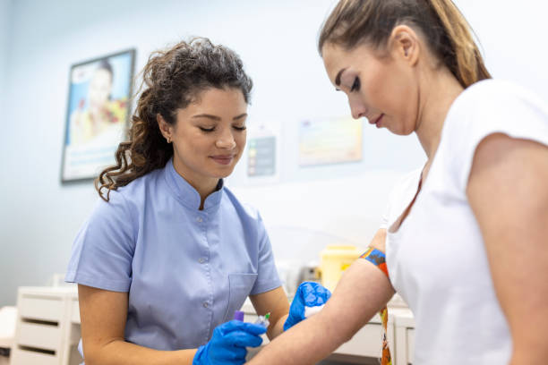 technolog medyczny wykonujący usługi pobierania krwi dla pacjenta. asystent laboratoryjny w sterylnych gumowych rękawicach pobierający próbkę krwi od pacjenta. - blood sample blood tube pathologist zdjęcia i obrazy z banku zdjęć