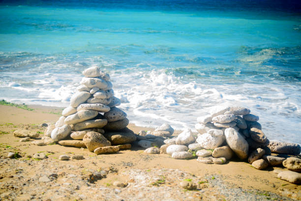 pilha de pedras na praia - alternative therapy stone zen like nature - fotografias e filmes do acervo