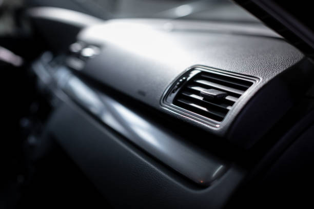 крупный план вентиляционного отверстия в автомобиле. - car air conditioner vehicle interior driving стоковые фото и изображения