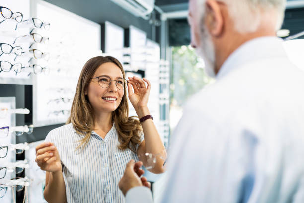 montrer des lunettes à un client - eyewear eyesight new personal accessory photos et images de collection