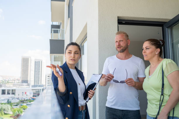 istock Buying New House 1406185703