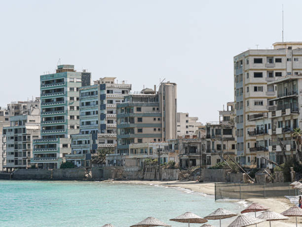 cidade fantasma abandonada de varosha (famagusta) no norte de chipre - resort de praia horizontal - famagusta - fotografias e filmes do acervo