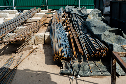 A large number of rebars were cut into pieces to prepare for use in the construction of buildings piled up at the construction site.