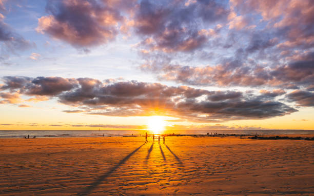 uma família enjyoing belo pôr do sol, céu, praia e diversão de verão em cable beach, broome, austrália ocidental - cable - fotografias e filmes do acervo