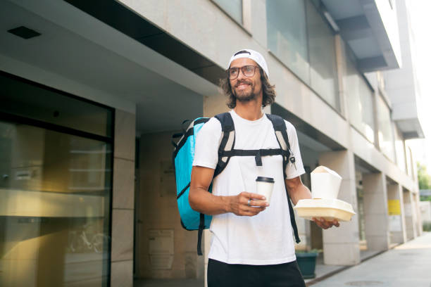 istock Smiling delivery person 1406208250