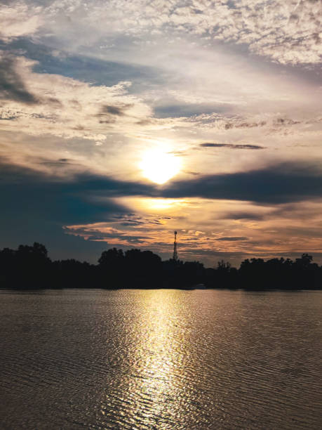 istock Sunset in the lake 1406211500
