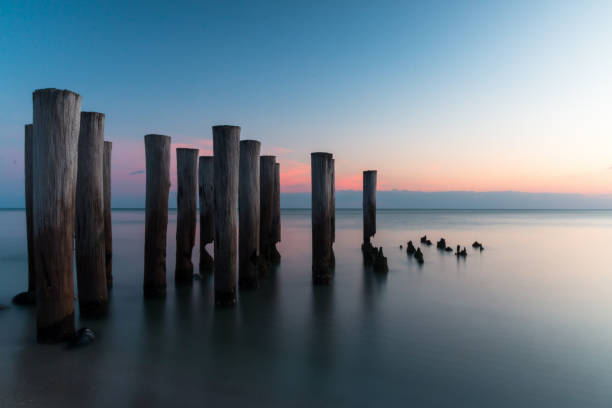 post al tramonto - florida naples florida pier beach foto e immagini stock