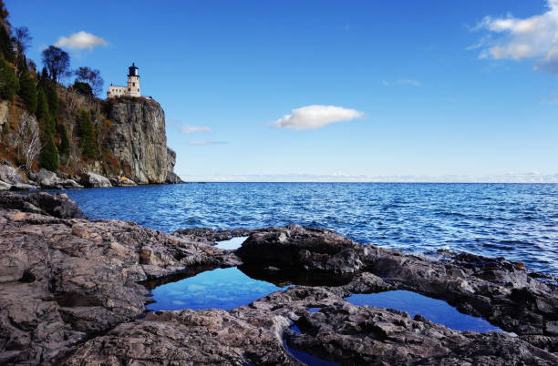 슈페리어 호수의 미네소타 북쪽 해안에 있는 스플릿 록 등대 - split rock lighthouse duluth lighthouse north shore 뉴스 사진 이미지