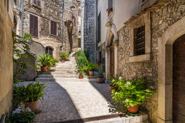 vista cênica em bassiano, linda cidadezinha na província latina, lazio, itália. - roma province - fotografias e filmes do acervo