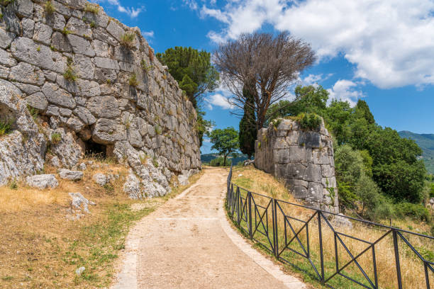 norba, ancient town of latium on the western edge of the monti lepini, latina province, lazio, italy - roman column arch pedestrian walkway imagens e fotografias de stock