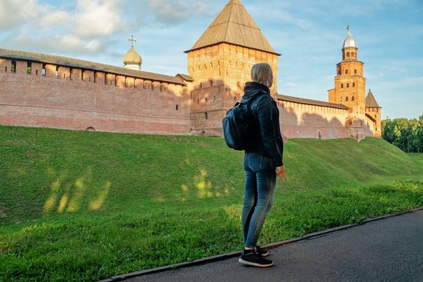 touristin schaut auf die kremlmauer in weliki nowgorod - novgorod stock-fotos und bilder